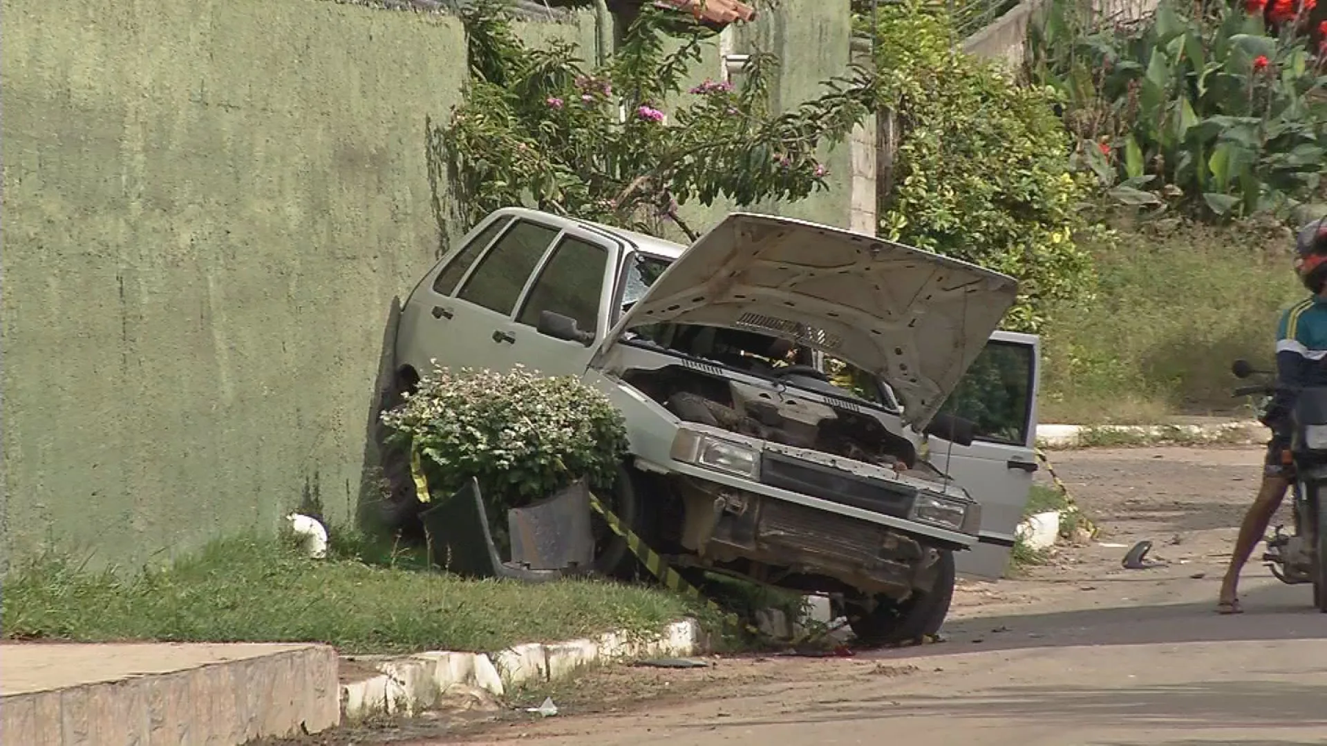 Jovem é morto após esbarrar em esposa de comerciante em Vila Velha