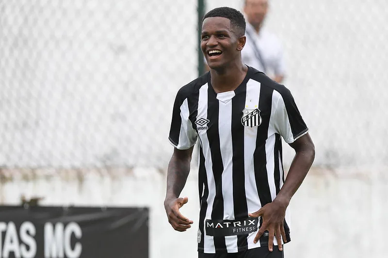 Santos assina primeiro contrato profissional com nova promessa da base