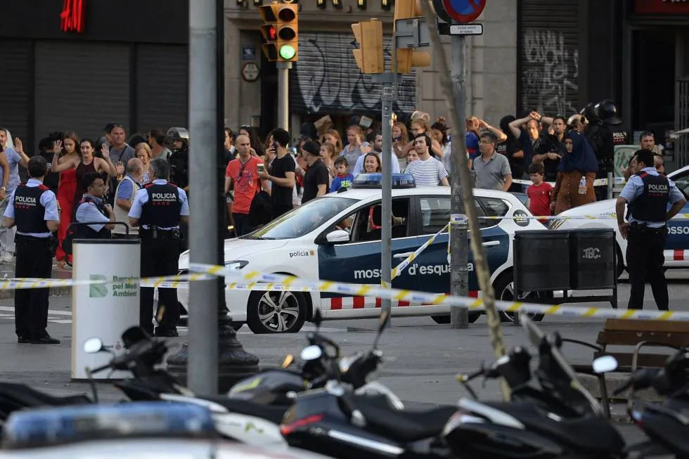 Polícia diz que líder do ataque de Barcelona segue foragido