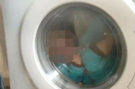 Mãe publica foto no Facebook do filho com síndrome de Down preso em uma máquina de lavar roupa