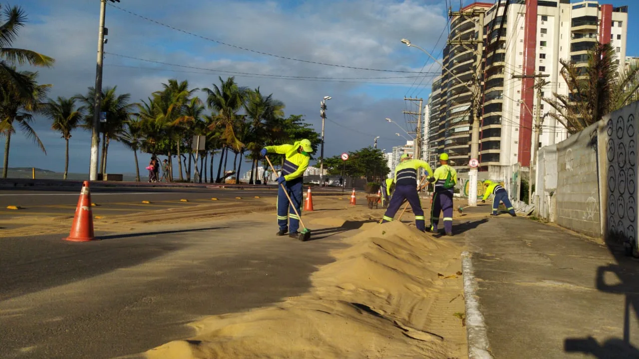 Ventos fortes jogam areia da praia em avenida de Vila Velha