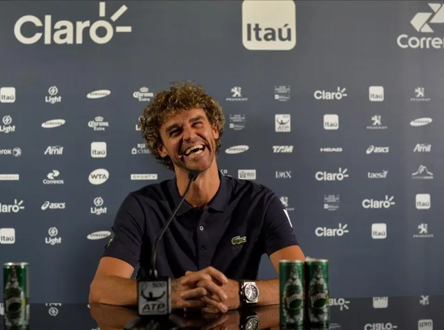 Guga celebra homenagem no Rio Open: 'É uma enorme satisfação'