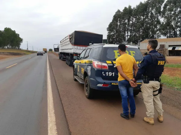 PRF apreende duas carretas com quase 1 milhão de carteiras de cigarro no PR