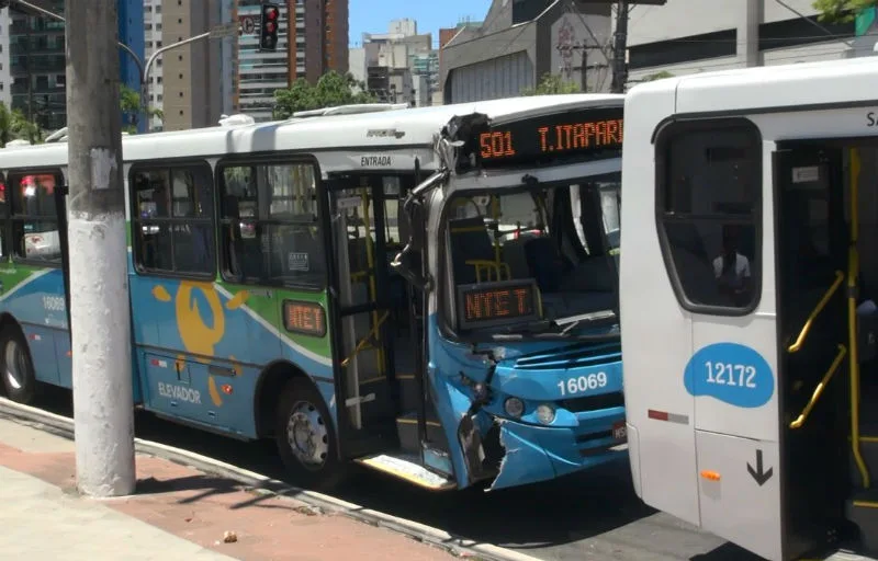 Engavetamento entre três ônibus deixa seis feridos em Vitória