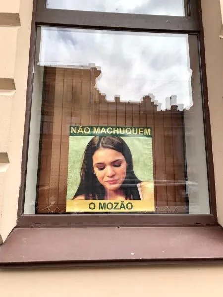 Foto de Bruna Marquezine surge em cartaz na Rússia com pedido sobre Neymar: Não machuquem o mozão!