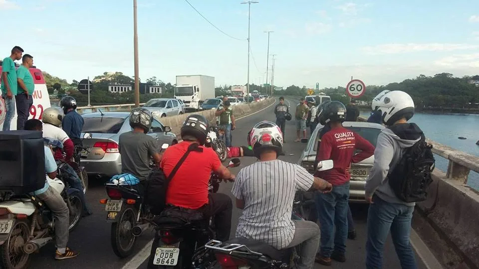 Motociclista fica ferido em acidente na Segunda Ponte