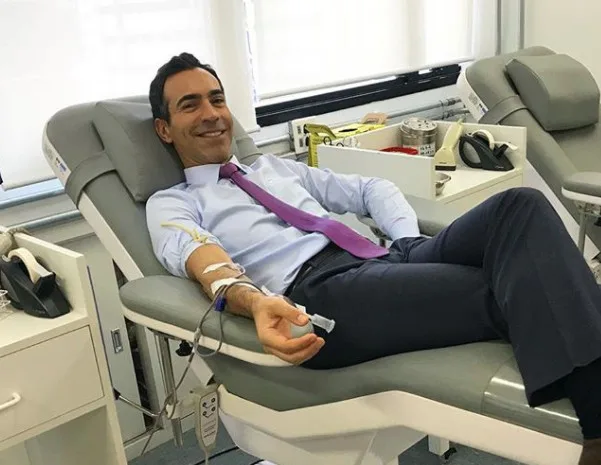 César Tralli faz campanha em rede social por doação de sangue