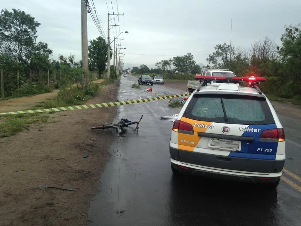 Ciclista morre atropelado ao derrapar em rua de Vila Velha