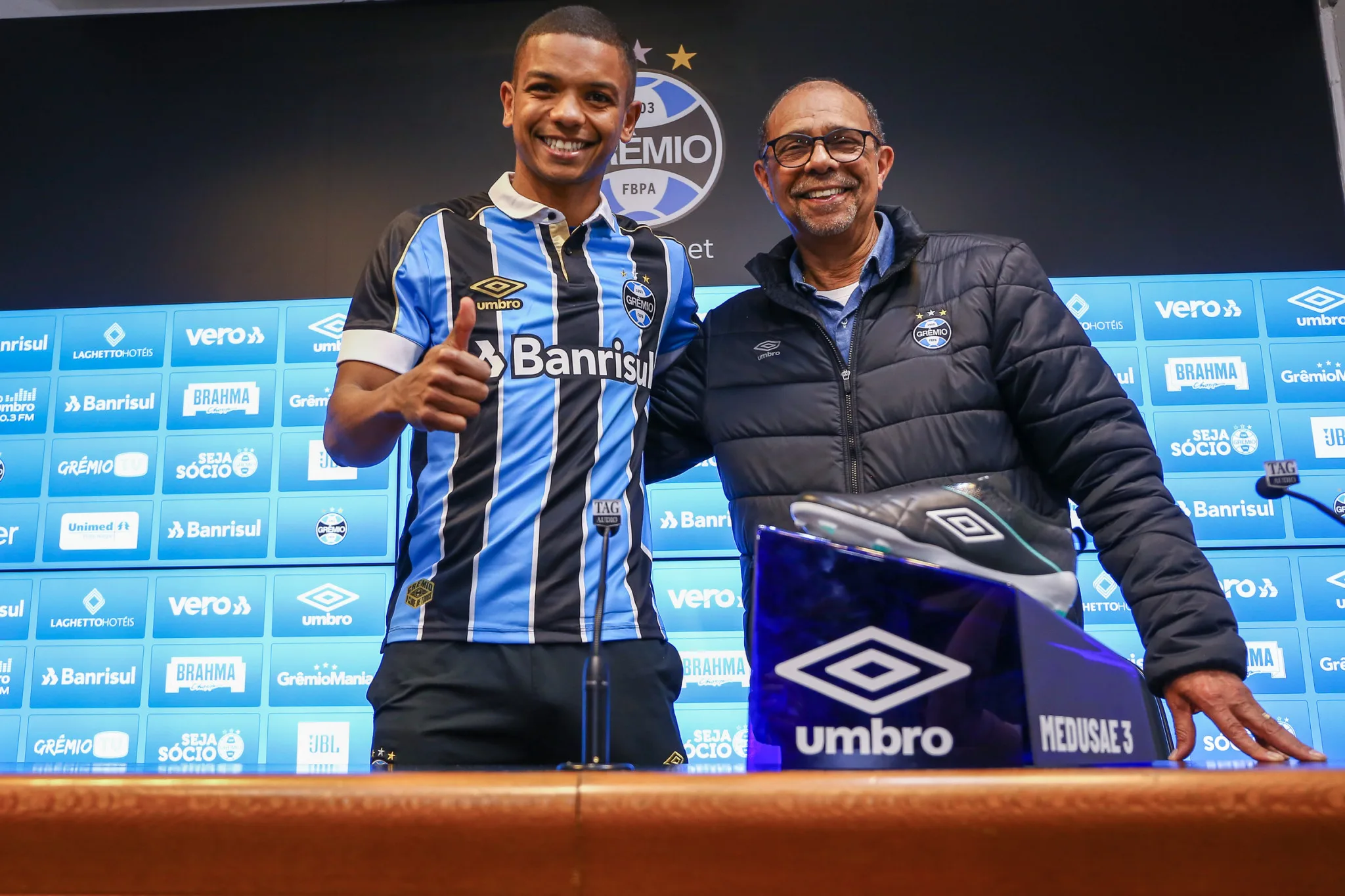 David Braz é apresentado no Grêmio e exalta 'concorrência boa' na defesa