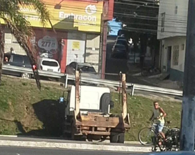 Caminhão desgovernado atravessa pistas da BR-262 e atinge cinco carros em Cariacica