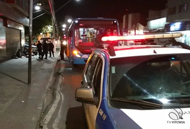 Idoso é feito refém durante assalto a ônibus em Vitória