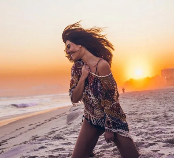 Giovanna Lancellotti sensualiza ao mostrar derrière na praia!