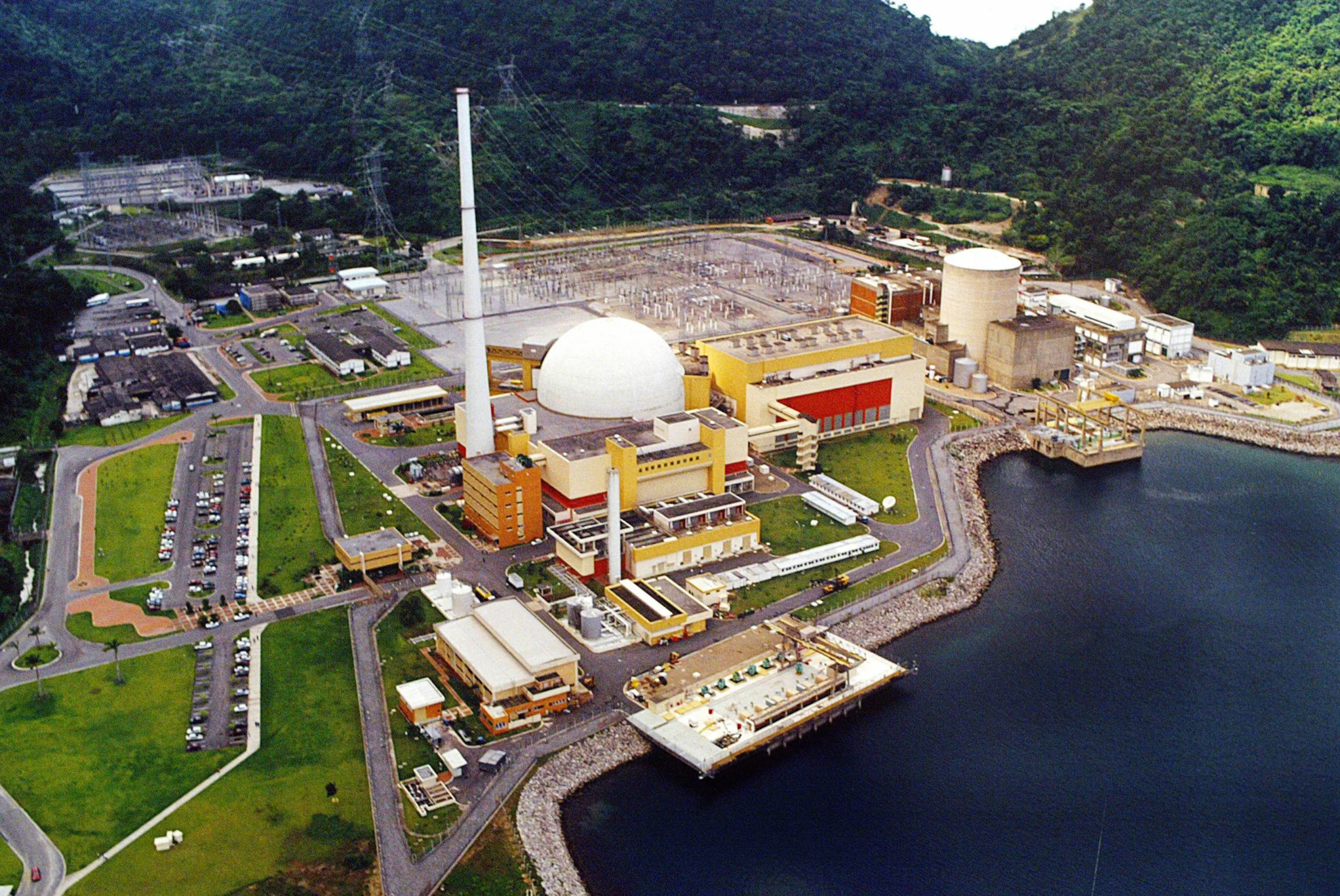 (FILES) General view of the Angra 1 (R) and Angra 2 nuclear power plants in Angra dos Reis, 250 km south of Rio de Janeiro, Brazil May 30, 2005. A massive blackout plunged tens of millions in Brazil’s largest cities into darkness, sparking major disruptions, fears of crime and energy supply concerns on November 10, […]