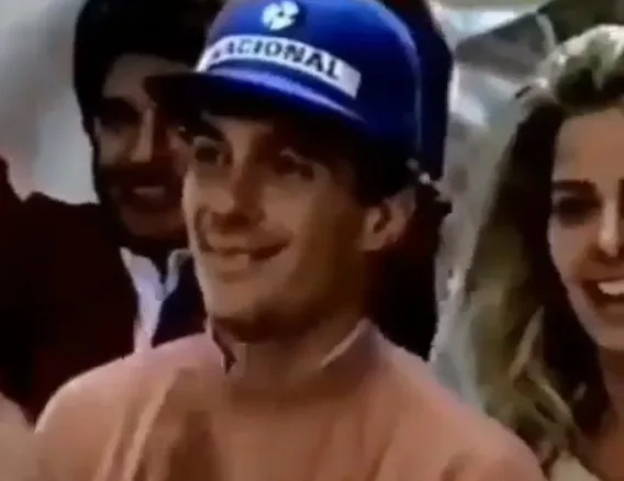 Adriane Galisteu compartilha vídeo de Ayrton Senna e faz desabafo