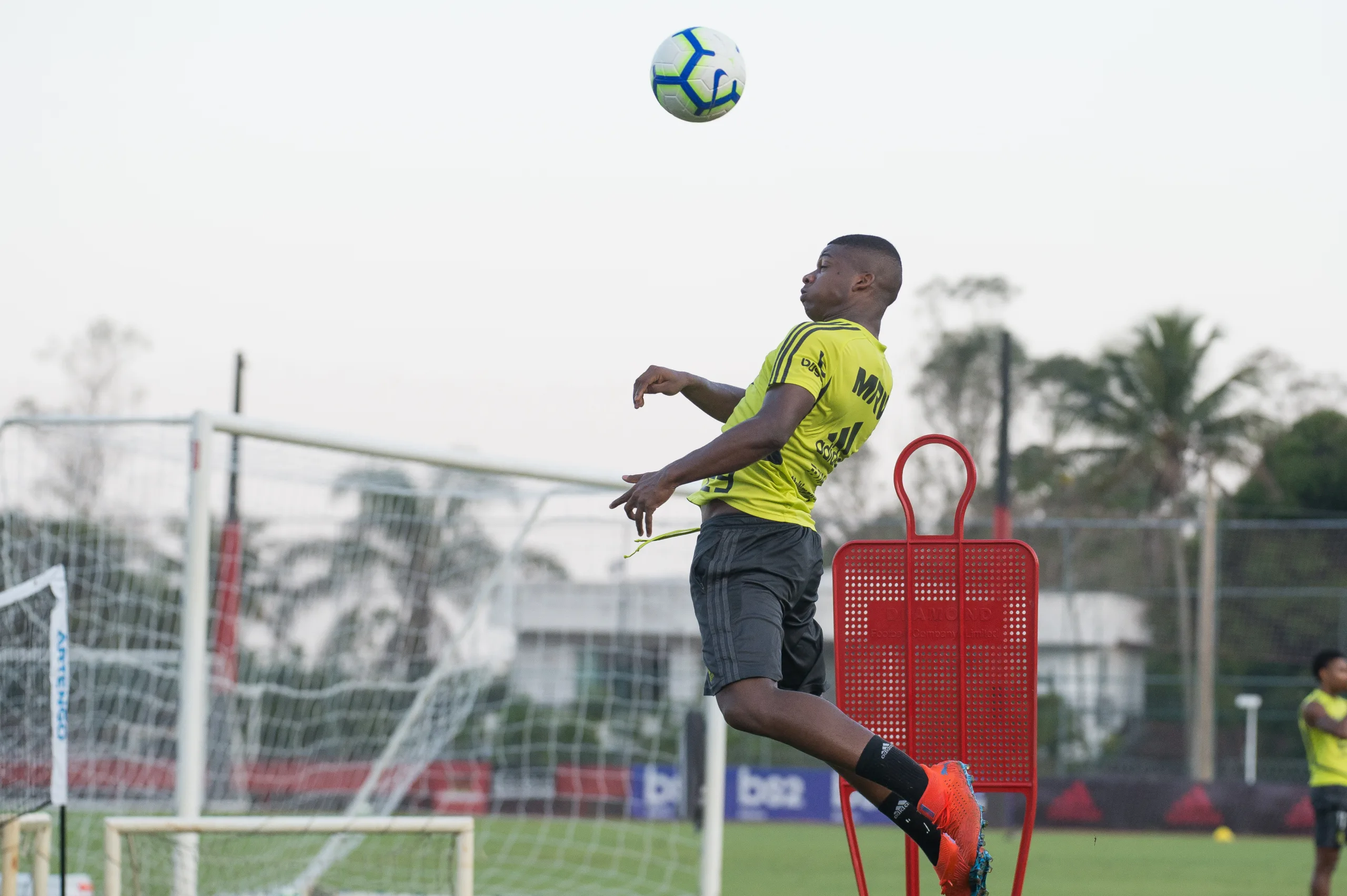 Gabigol e capixaba Lincoln treinam e devem reforçar o Flamengo contra o Vasco