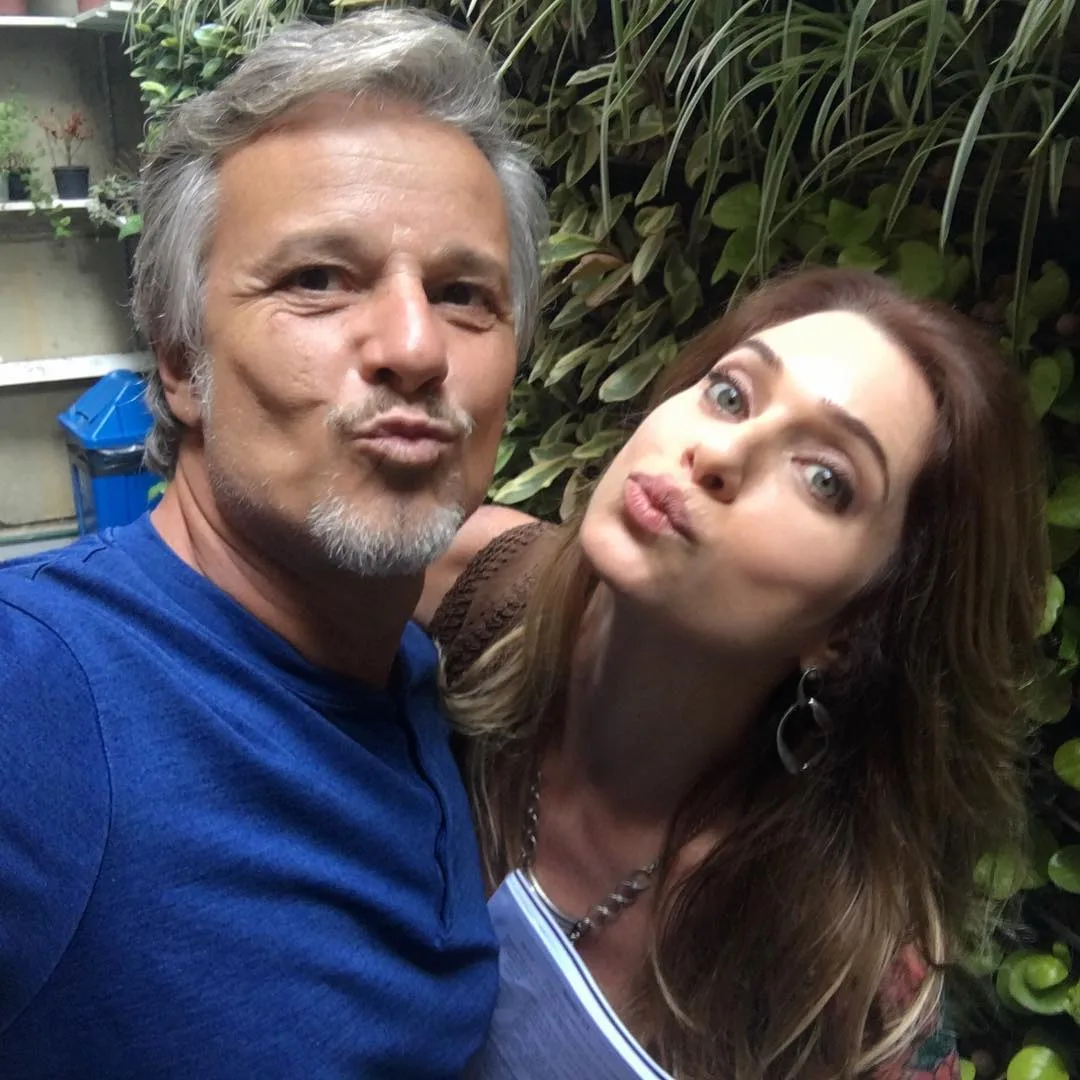 Letícia Spiller e Marcello Novais posam juntinhos mandando beijo para câmera