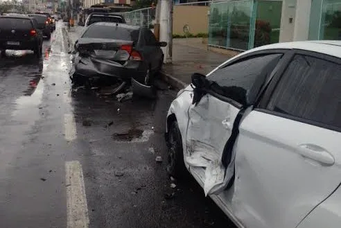 Acidente entre quatro veículos deixa trânsito complicado em Vitória