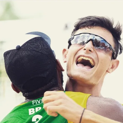 Evandro e André batem canadenses de virada e vão à semifinal do vôlei de praia