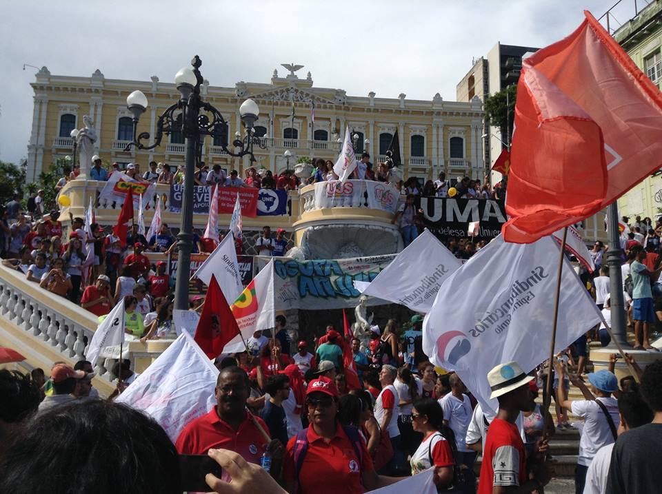 Manifestantes participam de ato nacional contra PEC 55 e interditam trânsito em Vitória