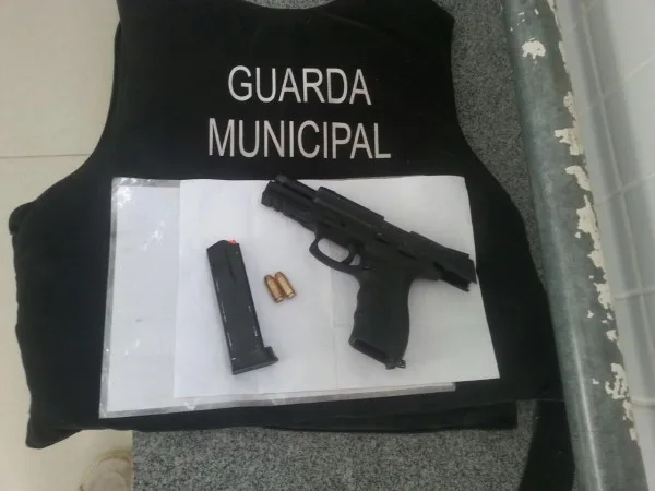 Criança de nove anos furta arma de policial militar e dá tiro no meio da rua, no Sul do Estado