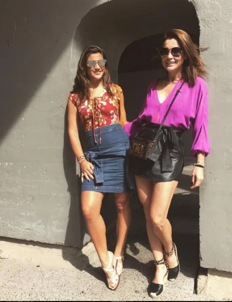 Giulia Costa posa em Nova York com Flávia Alessandra