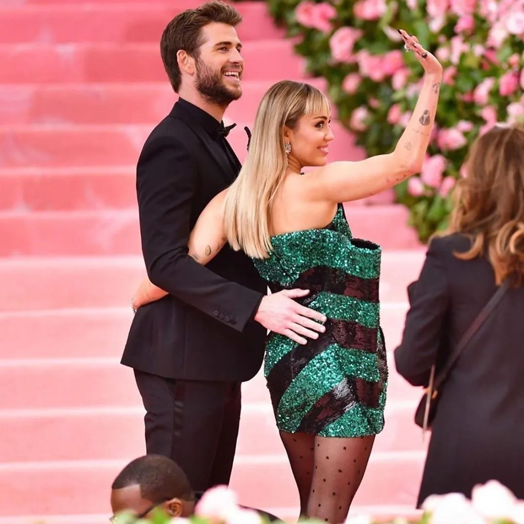 Miley Cyrus e Liam Hemsworth se separam menos de um ano após casamento; cantora é clicada aos beijos com loira