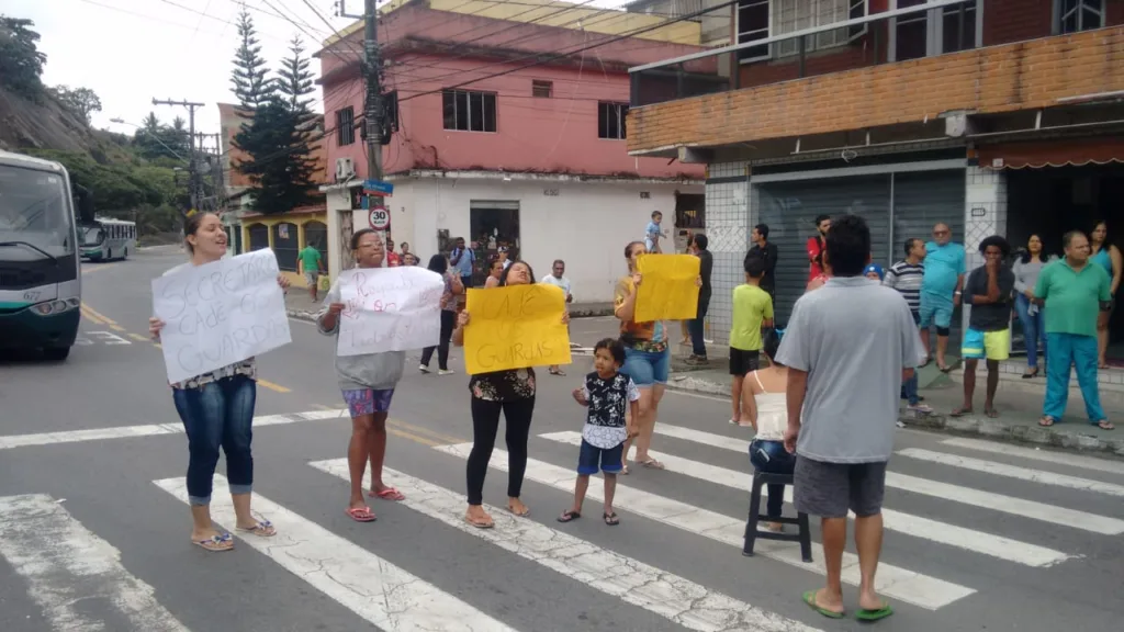 Após interdição e trânsito lento, manifestantes encerram protesto na Serafim Derenzi Após interdição e trânsito lento, manifestantes encerram protesto na Serafim Derenzi