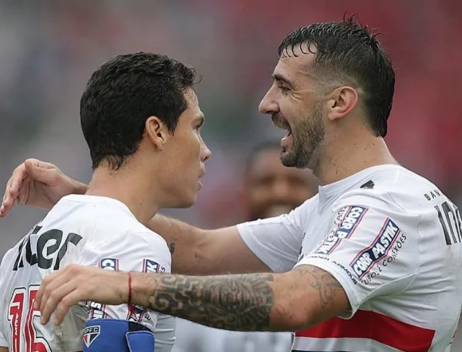 Com gols de Pratto e Hernanes, São Paulo vence Flamengo e respira