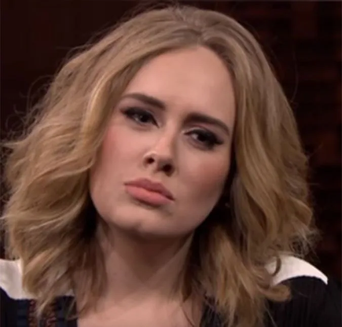 Adele coloca o seu lado mentiroso em prática com Jimmy Fallon