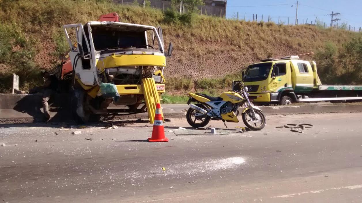 Caminhão fica destruído após bater em moto na Rodovia do Contorno