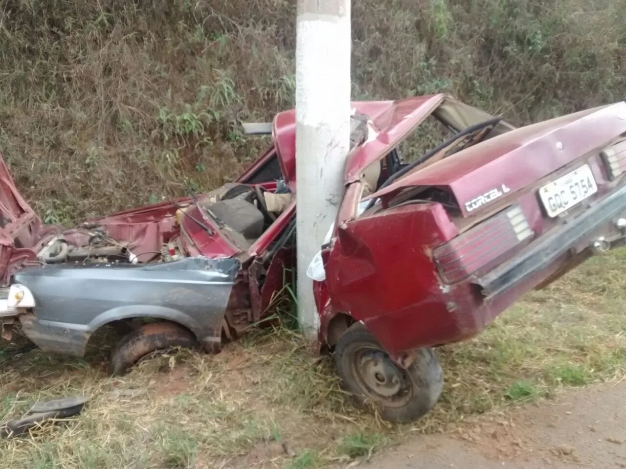 Mais uma pessoa morre após veículo bater em poste no sul do Espírito Santo