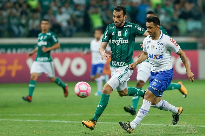 Palmeiras empata com o Cruzeiro e vantagem do líder Corinthians cai para 5 pontos