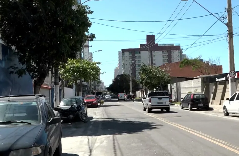 Bandidos roubam carro e atiram contra motorista em Vila Velha