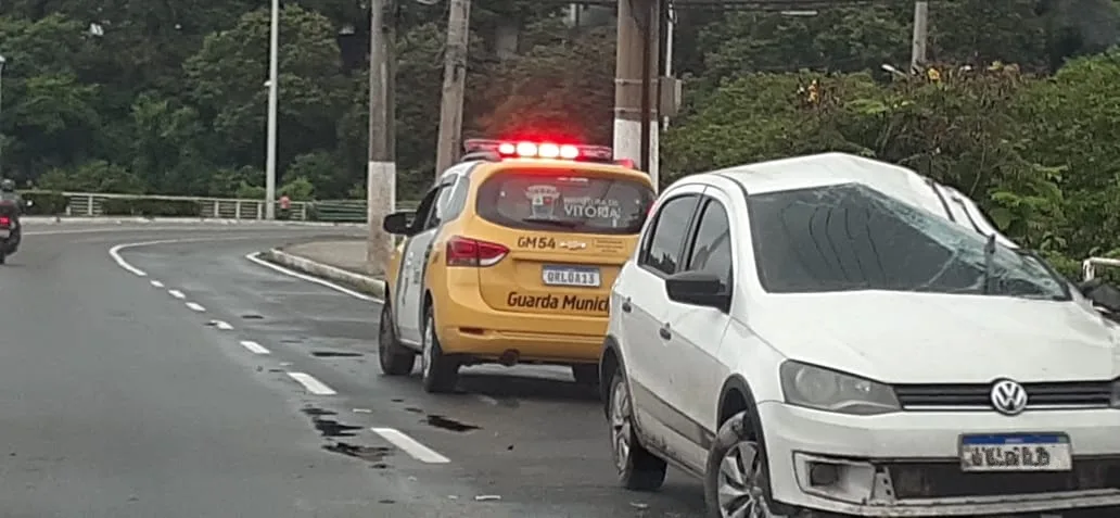 Motorista perde controle da direção do veículo e acaba capotando na Avenida Dante Michelini