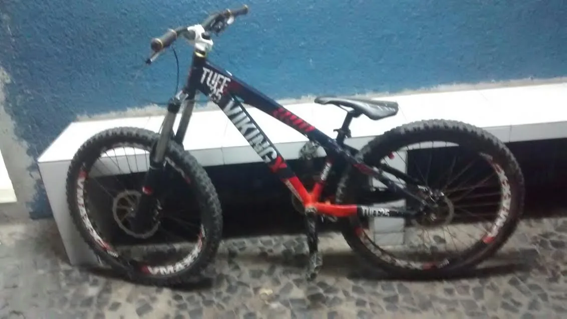 Adolescentes acusados de roubar bicicletas de R$ 4,5 mil na Praia da Costa