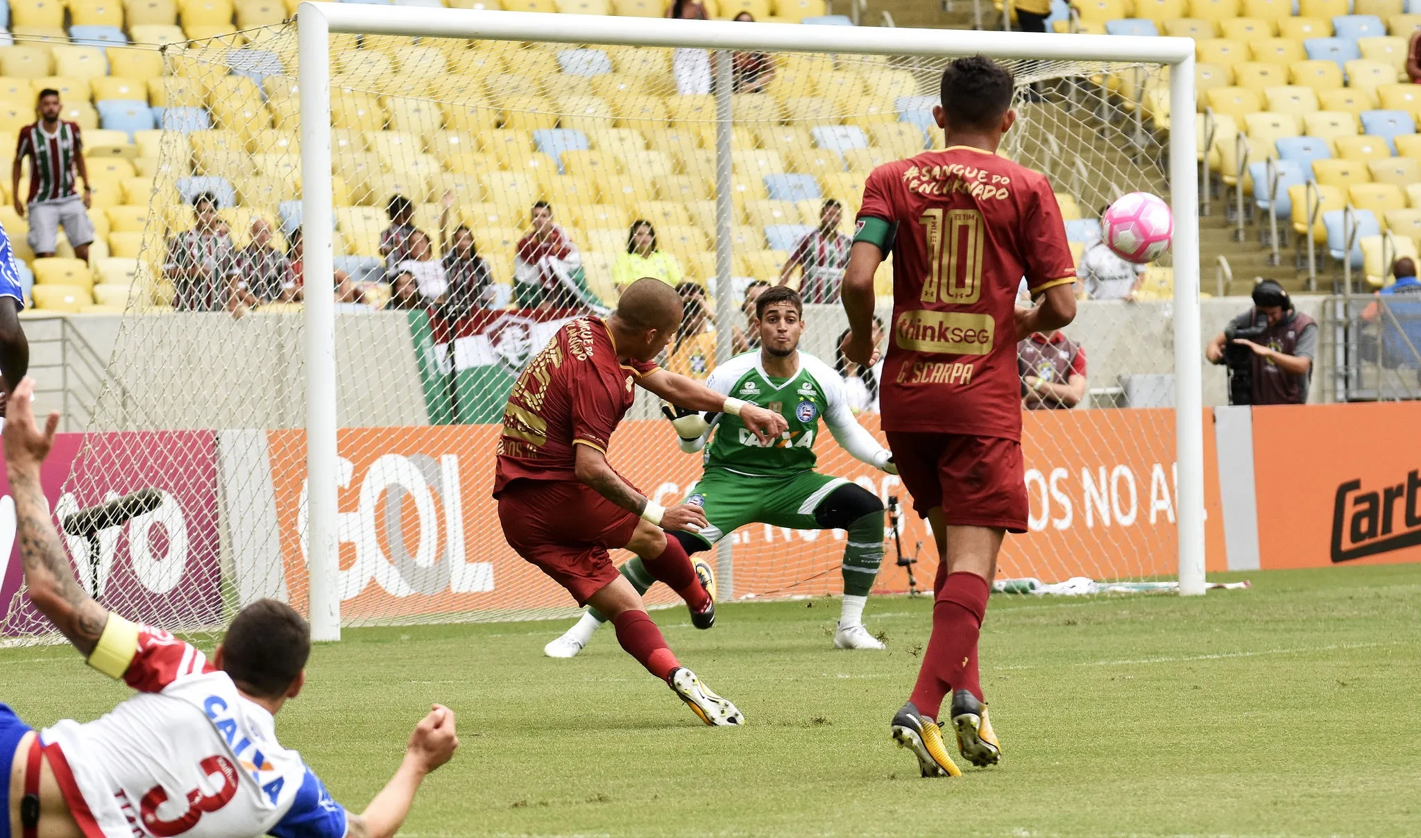 Sob vaias, Fluminense empata por 1 a 1 com o Bahia no Maracanã e segue em perigo