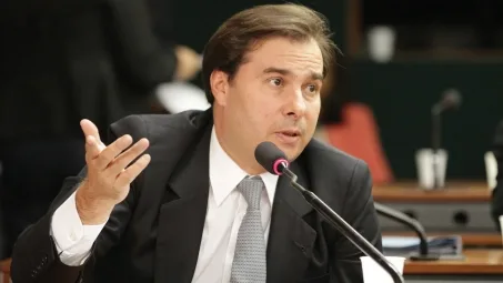 Rodrigo Maia mantém presidente interino da Câmara sob tutela