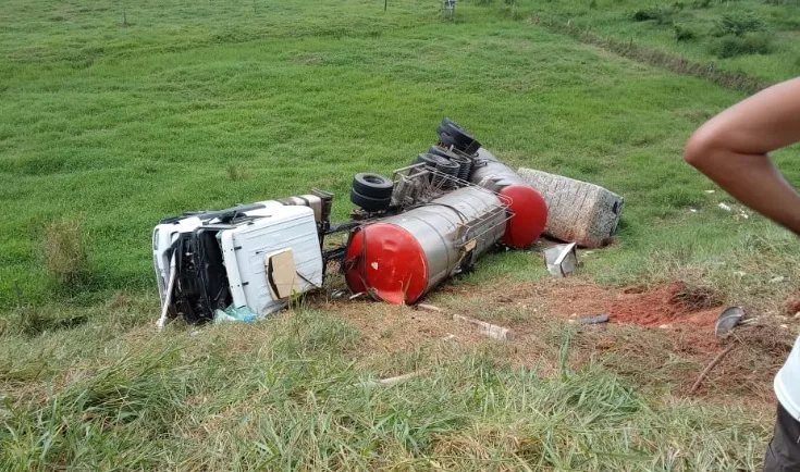 Motorista é socorrido desacordado após cair com carreta em ribanceira no Espírito Santo