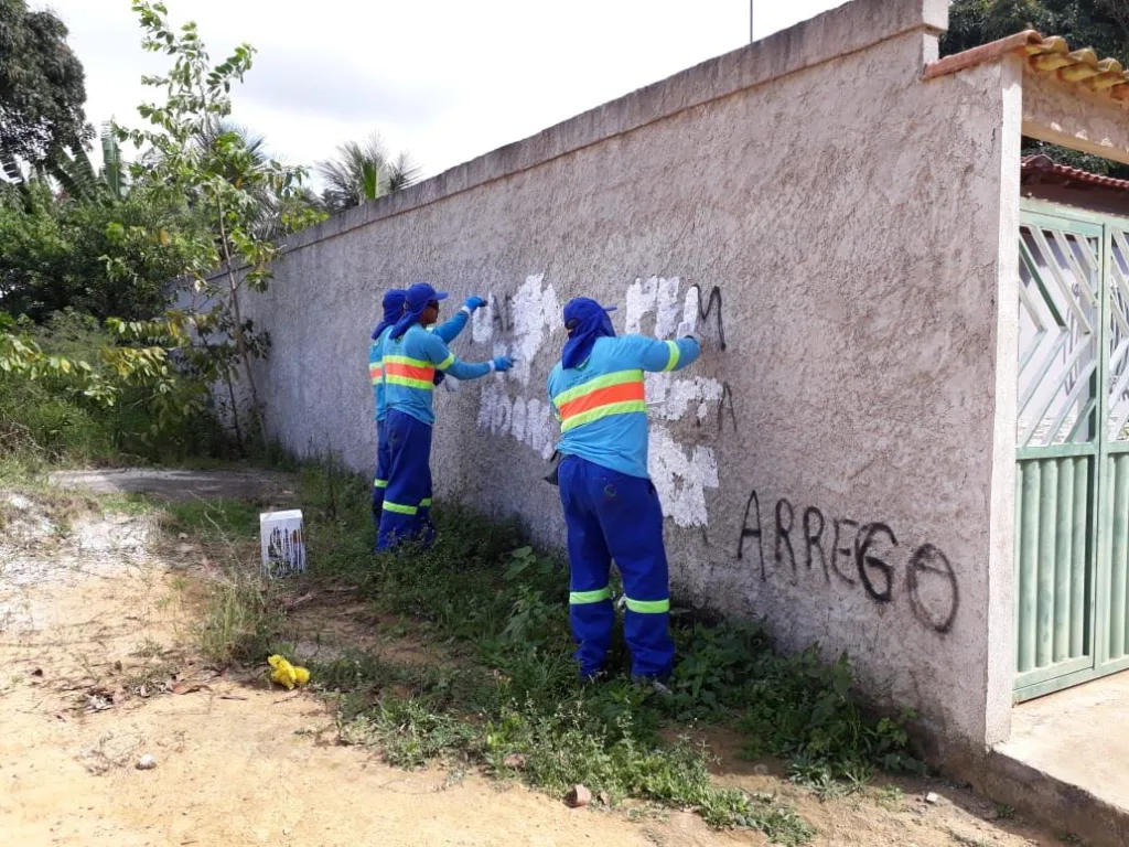 Prefeitura da Serra faz ação para apagar pichações em muros de três regiões do município