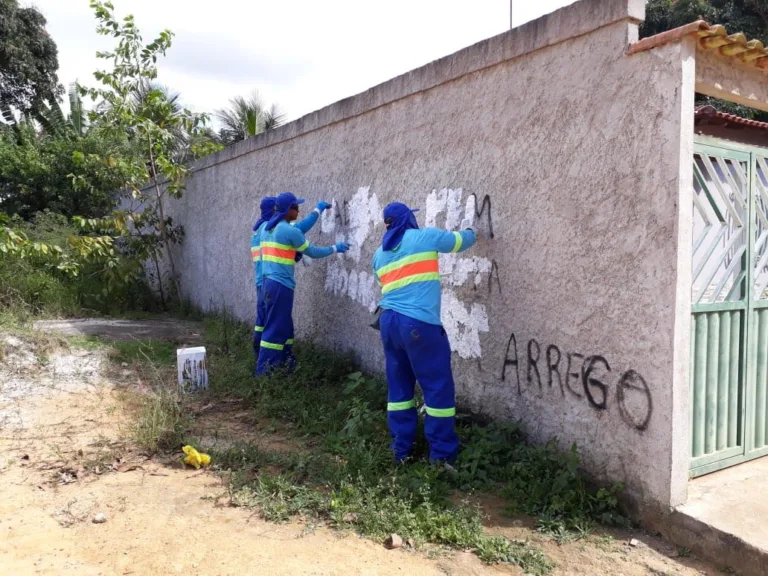 Prefeitura da Serra faz ação para apagar pichações em muros de três regiões do município