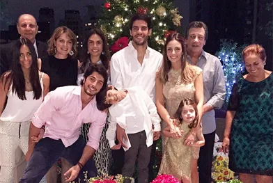 Após separação, Kaká passa a noite de Natal na casa de Carol Celico com a família reunida