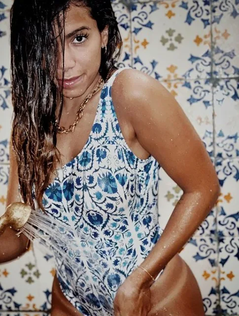 Anitta usa looks de 100 mil reais na Europa e faz ensaio sexy com maiô fio-dental: 'Dia de banho'