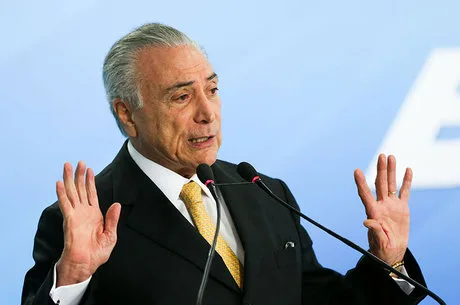 'Governo fez em 17 meses o que não foi feito em 20 anos', diz Temer