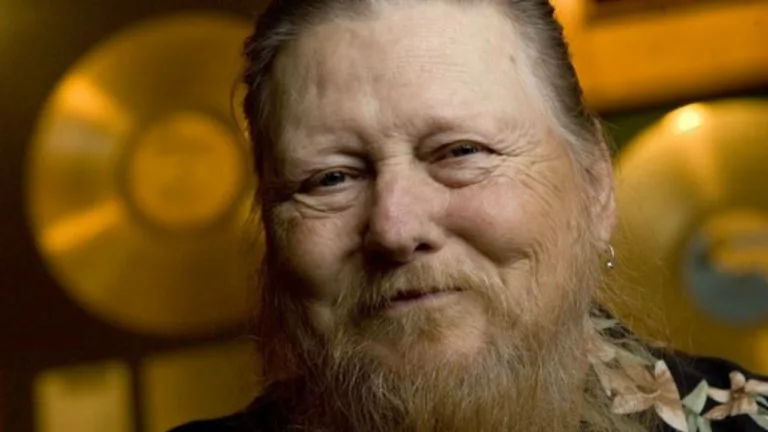 Mickey Jones, de O Vingador do Futuro, morre aos 76 anos de idade