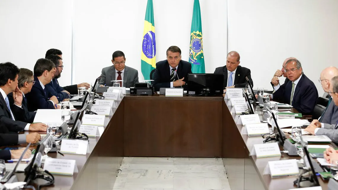 Bolsonaro manda confiscar celulares em reuniões