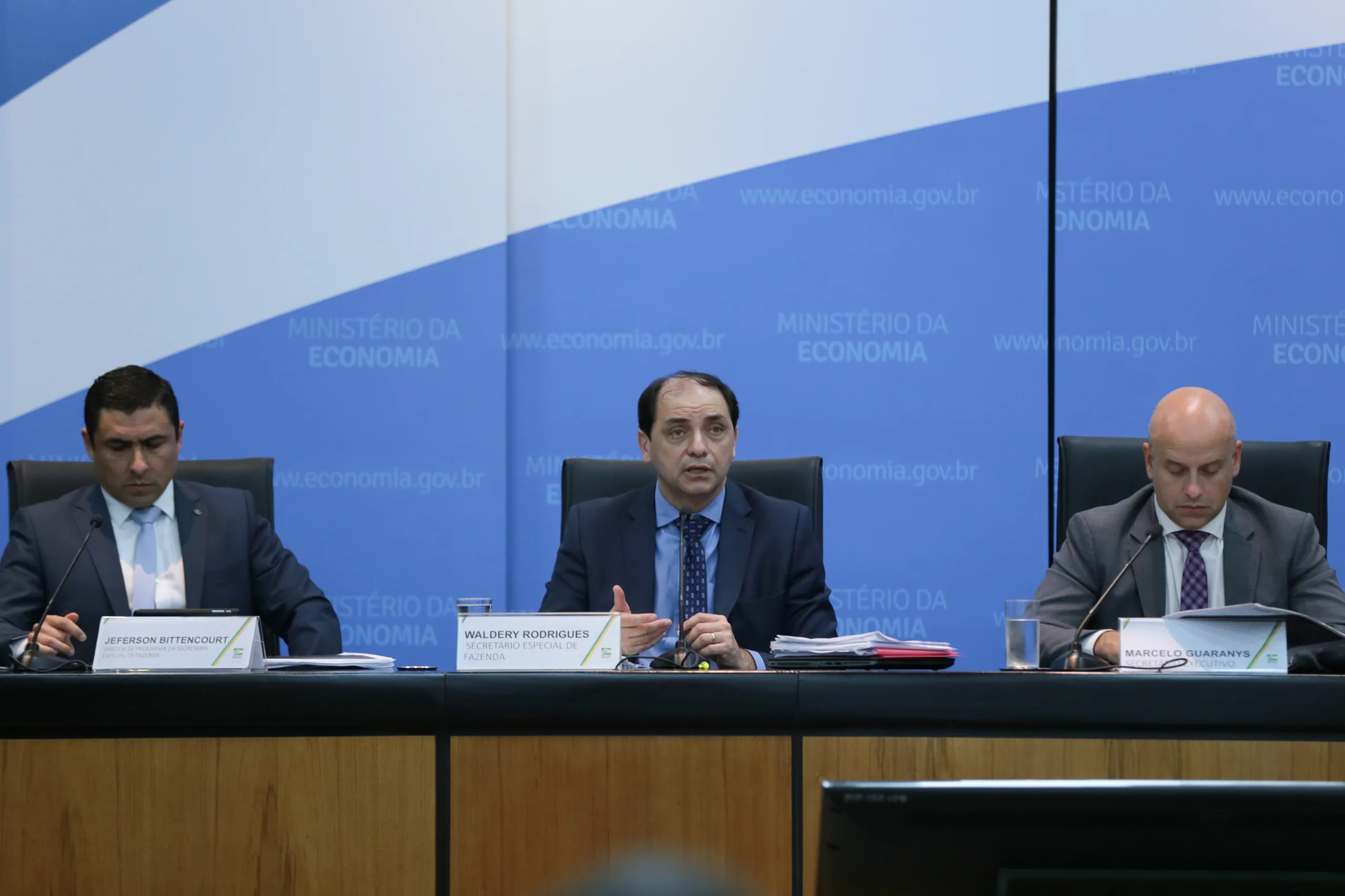 Economia anuncia R$ 10 bilhões para complementar renda de trabalhador