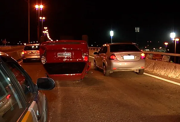 Pneu estoura e carro capota na Segunda Ponte, em Vitória