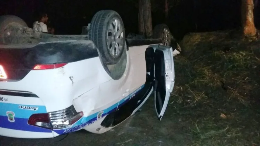 Carro capota e taxista fica ferido após perseguição em Linhares