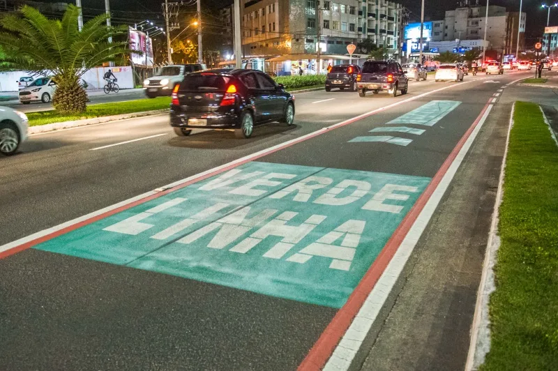 Trânsito à noite na Avenida Dante Michelini mostrando a Linha Verde