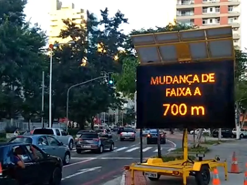 Painel de LED indicando mudança de faixa de pista na Linha Verde